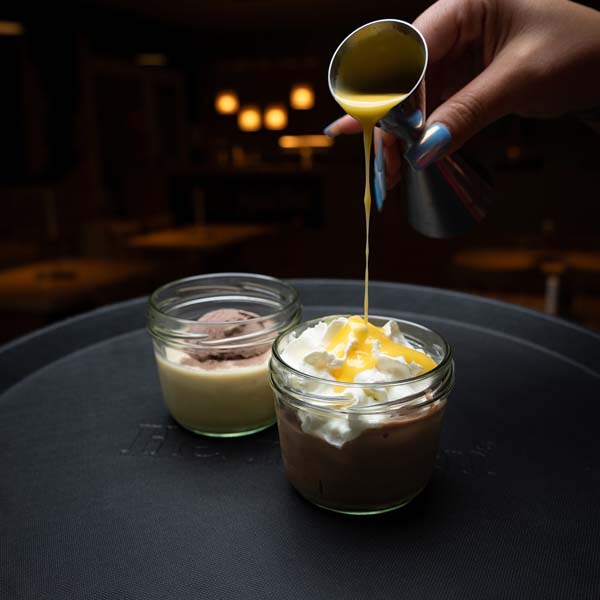 Tablett mit 2 Gläsern Schokopudding