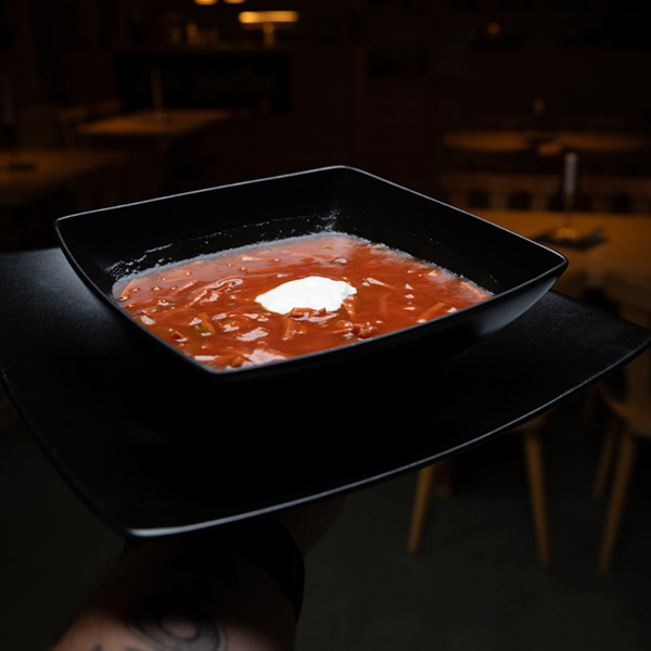 Teller mit Senfeiern und Kartoffeln